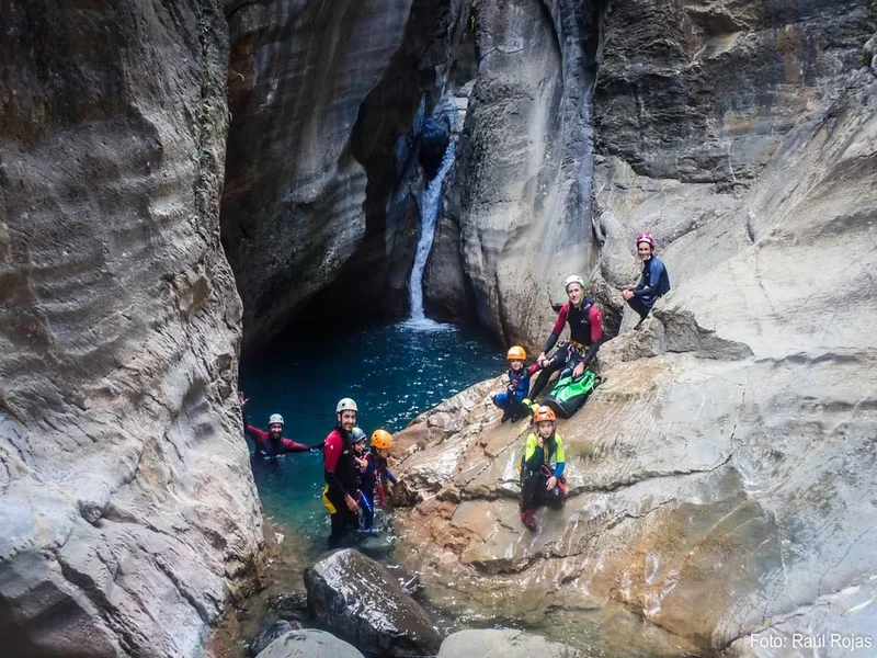 Familia descendiendo un barranco en el Pirineo Aragonés con guías de Pixel Vertical