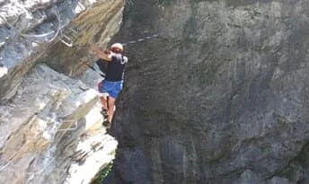 Paso de mono a 50 metros en la vía ferrata de Escuacho, Escarilla (Valle de Tena)